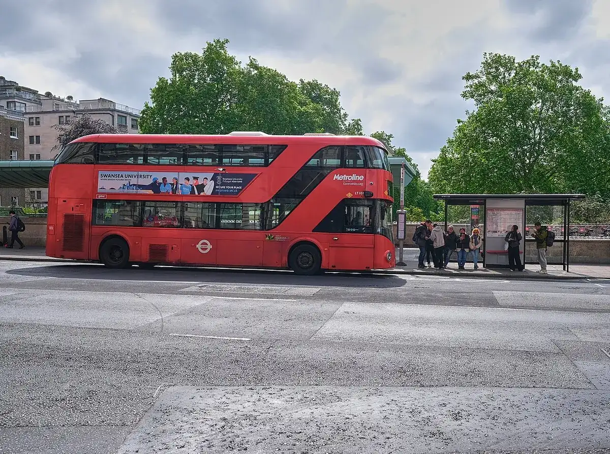 Двуетажен автобус New Routemaster в Лондон