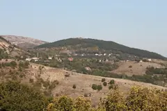 Хълмове и селище в околностите на Кърджали през есента