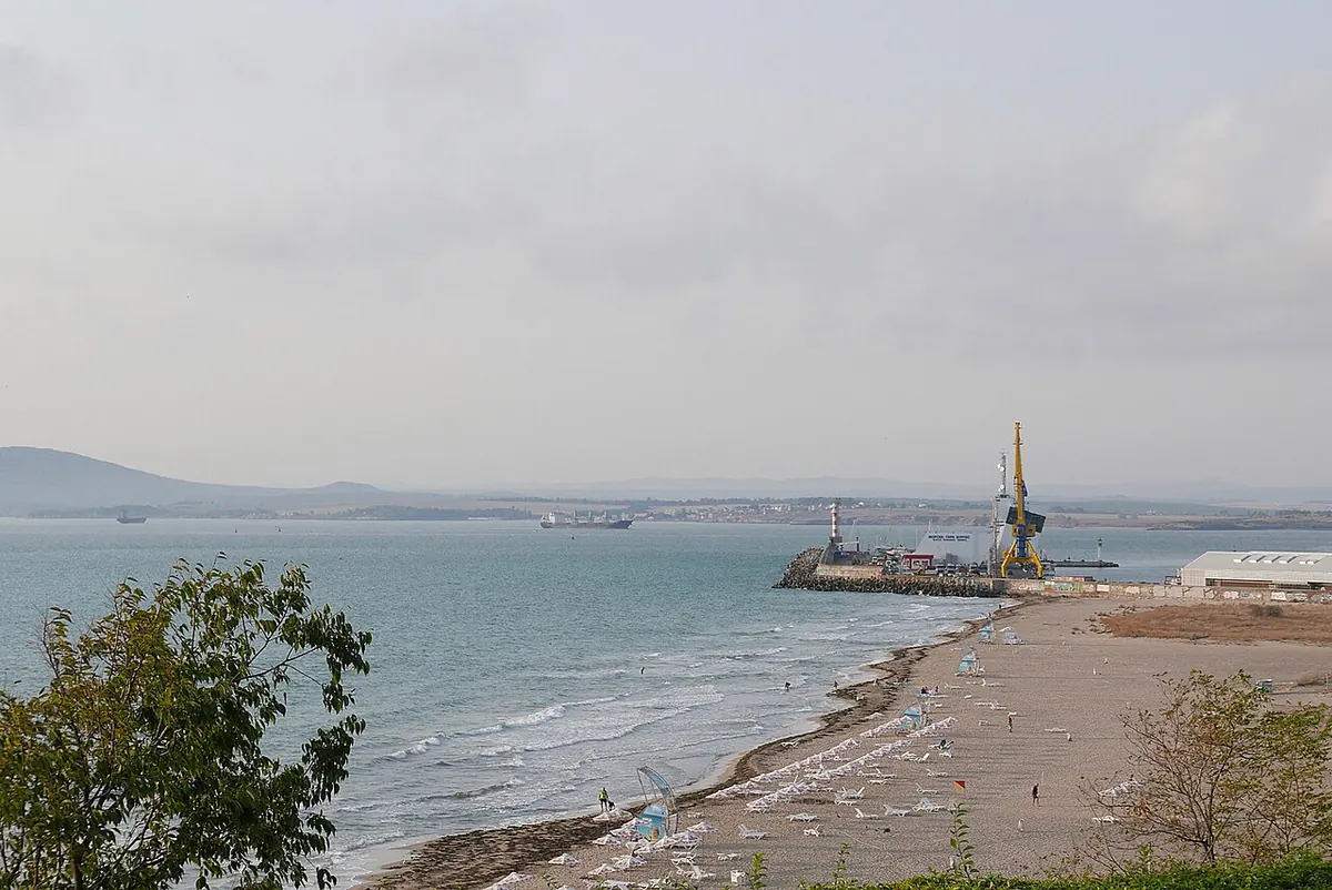 Плаж и пристанище в Бургаския залив