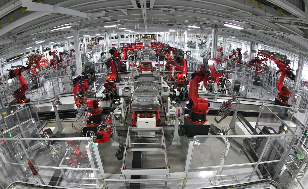 Роботи на поточна линия в автомобилен завод на Tesla в САЩ