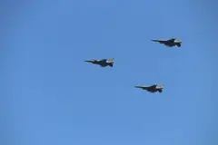 Три изтребителя F-16 на Българските военновъздушни сили в полет, май 2026 г.