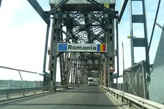 Табела „Romania“ на Дунав мост при Русе, по който минава товарен камион