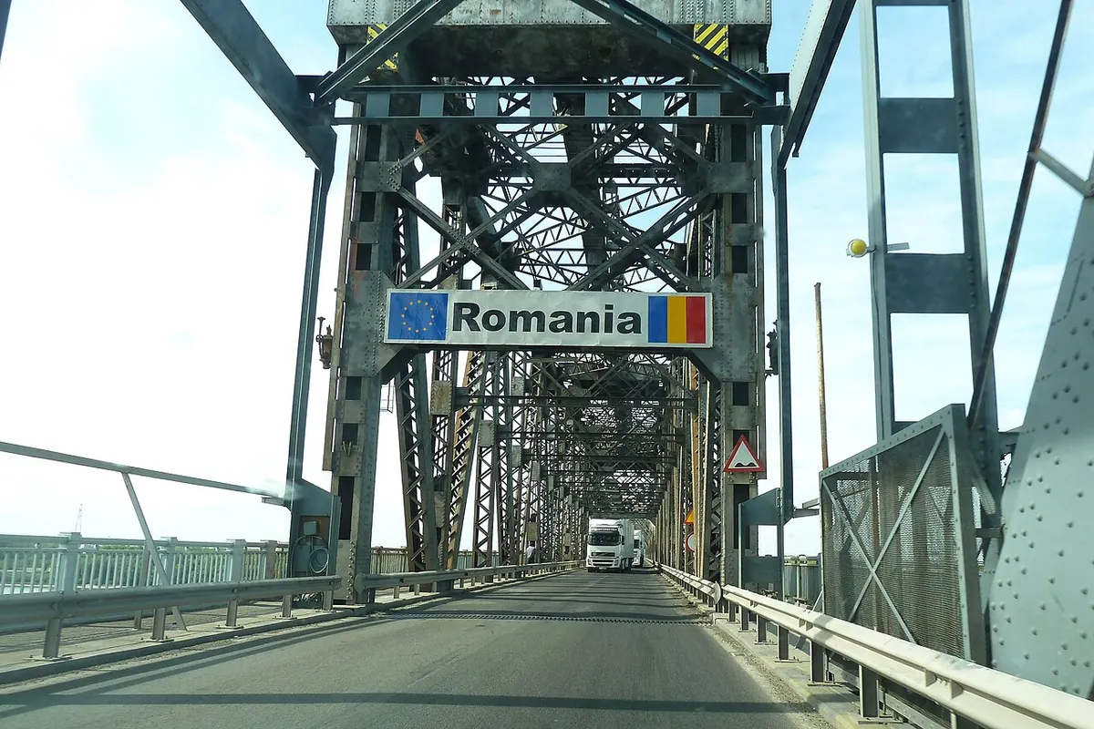 Табела „Romania“ на Дунав мост при Русе, по който минава товарен камион