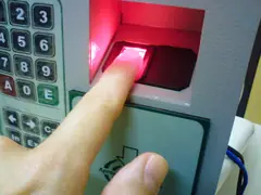 Пръст върху скенер за пръстови отпечатъци