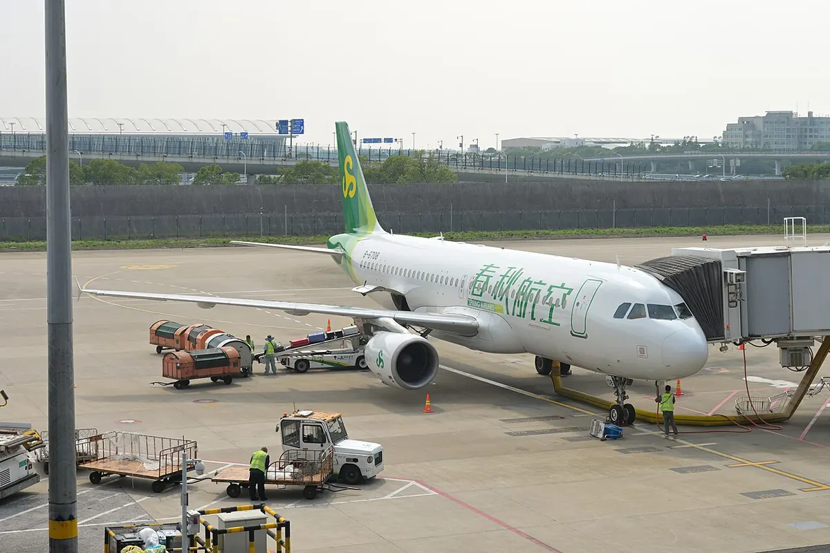 Самолет Airbus A320 на китайската нискотарифна авиокомпания Spring Airlines на летището в Шанхай