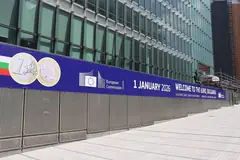 Табела, посветена на приемането на еврото в България