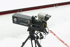 Професионална телевизионна камера Sony с голям обектив на стадион