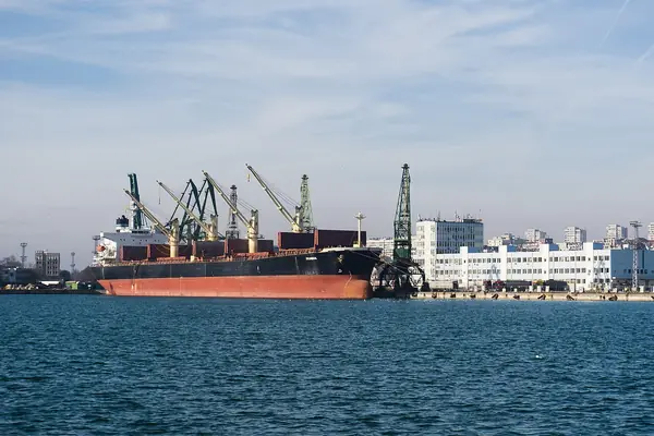 Пристанище Варна с кораби и кранове през декемврийски ден
