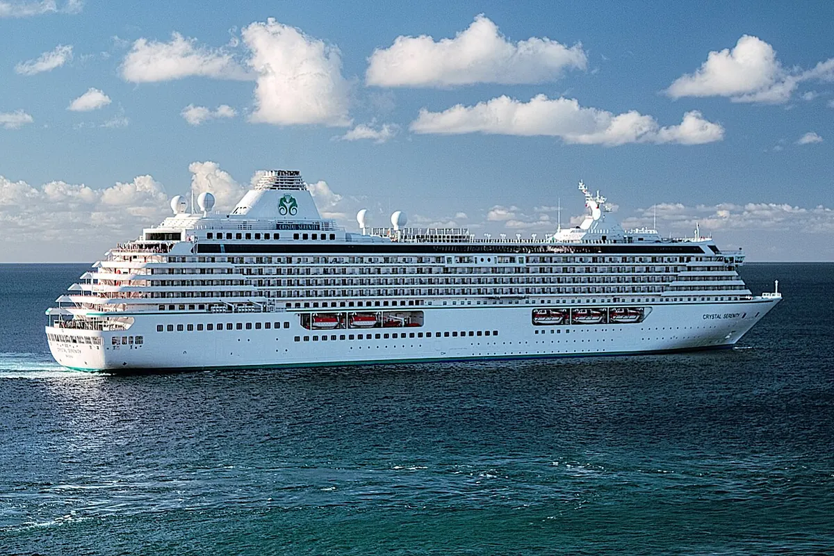 Круизният кораб Crystal Serenity в открито море