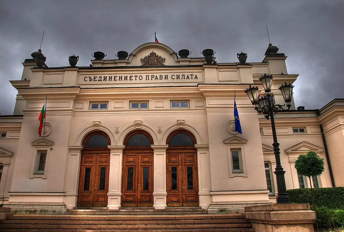 Входът на Народното събрание с надписа „Съединението прави силата“