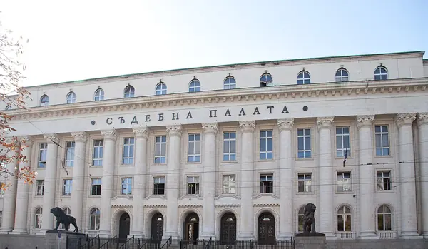 Фасадата на Съдебната палата в София с колони и скулптури пред нея