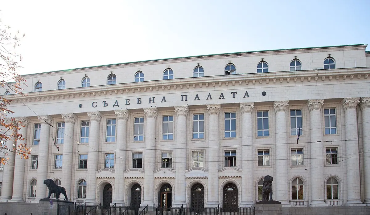 Фасадата на Съдебната палата в София с колони и скулптури пред нея