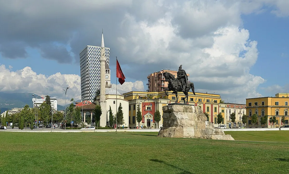 Площад „Скендербег“ в град Тирана, Албания