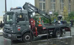 Френски полицейски микробуси пред сградата на Гран Пале в Париж