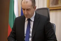 Румен Радев подписва документ