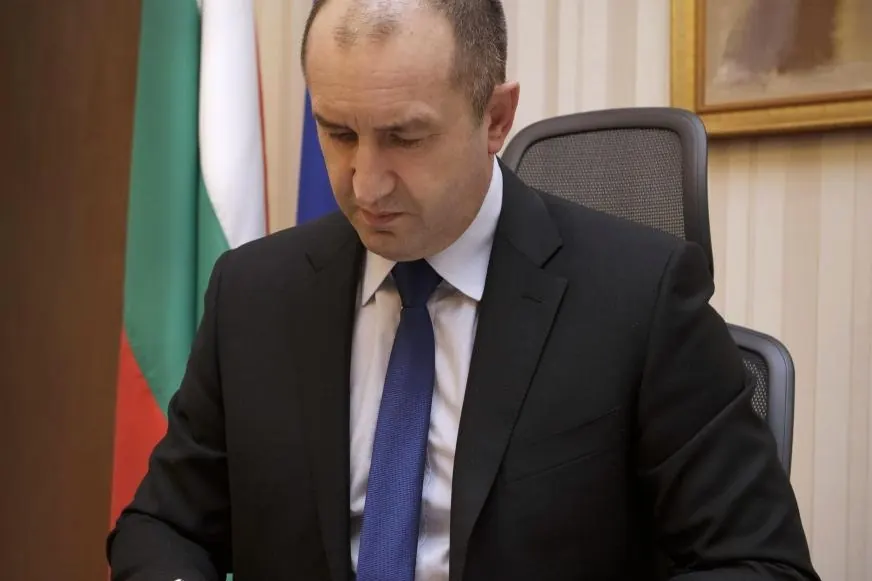 Румен Радев подписва документ