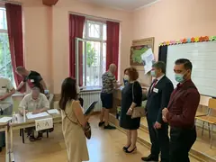 Избирателна секция в училище в София с членове на секционната комисия и международни наблюдатели, юли 2021 г.