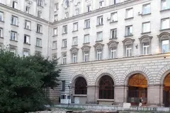 Сградата на Президентството в София, погледната от двора с разкопките при ротондата „Свети Георги“