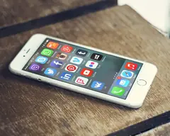 Иконки на приложения за социални мрежи на екрана на смартфон