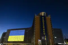 Сградата „Берлемон“ в Брюксел, осветена в цветовете на украинското знаме