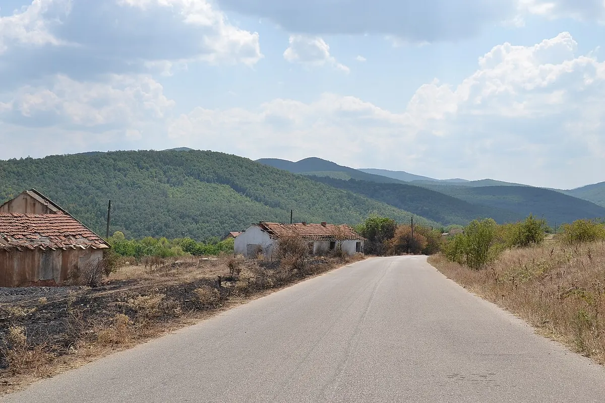 Асфалтов път сред природата в близост до Белоградчик в България