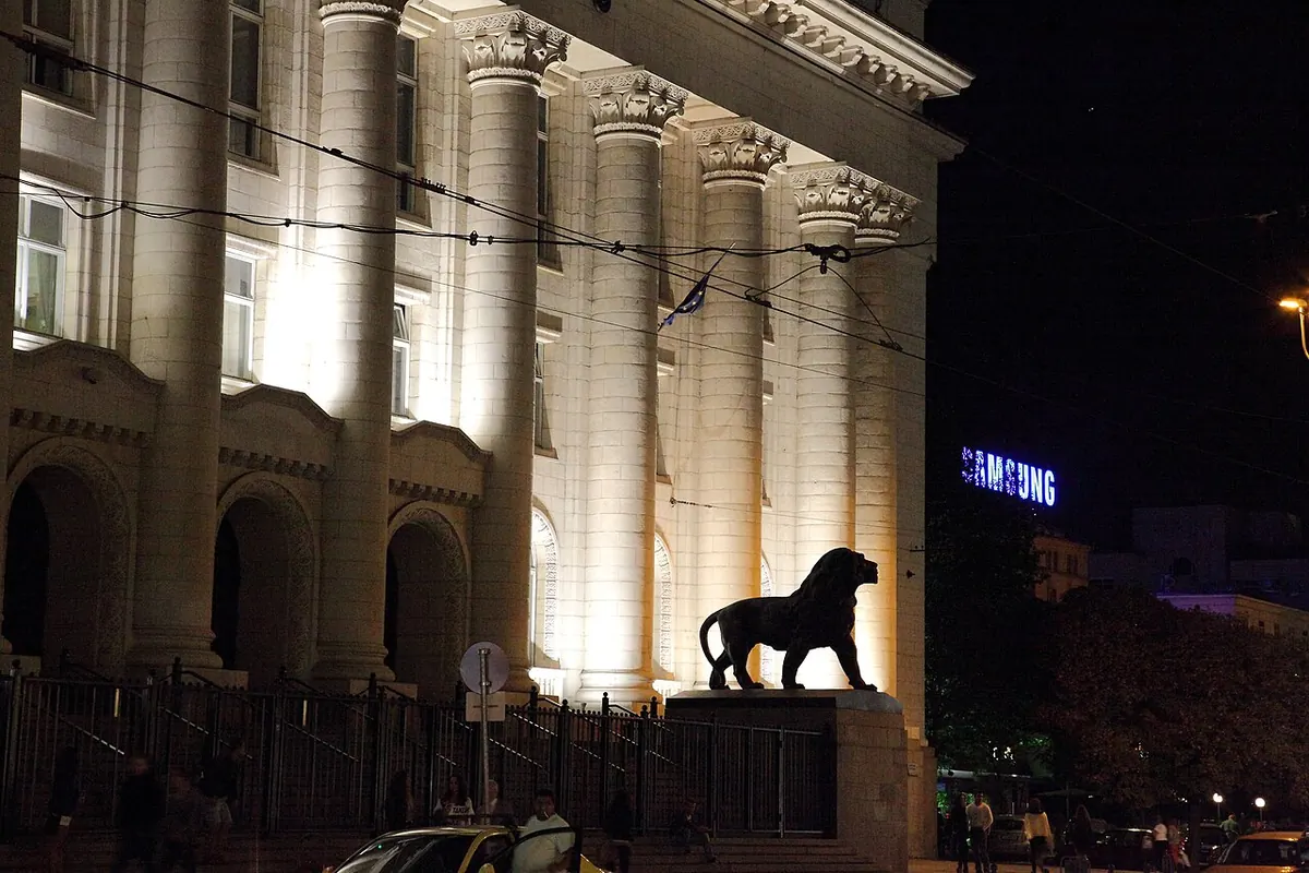 Съдебната палата в София вечерно време с осветена фасада