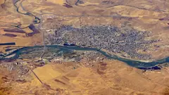 Птичи поглед към град Джизре и река Тигър в Турция